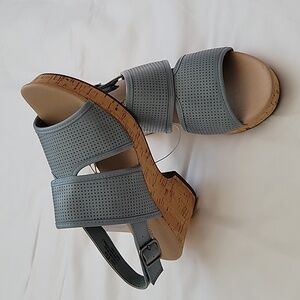 NWT BARETRAPS SANDALS. Color Blue. Size 6.5.